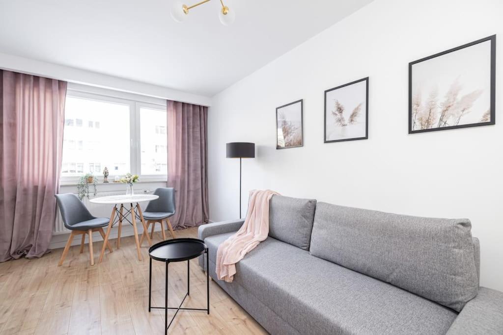 Apartament Comfy - 10' Walk To The ! Gdańsk
